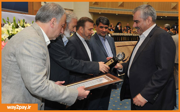 مهندس علی اکبر نامداری، مدیر عامل شرکت توسن در حال دریافت جوایز همایش ملی ارتباطات و فناوری اطلاعات