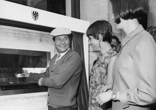 اولین تراکنش تاریخ خودپراز در 27 ژوئن 1967 توسط رگ وارنی کمدین انگلیسی معروف آن زمان صورت پذیرفت ولی باز هم این دستگاه اسکناس تحویل نمی‌داد، تحویلی این دستگاه یک چک کاغذی بود