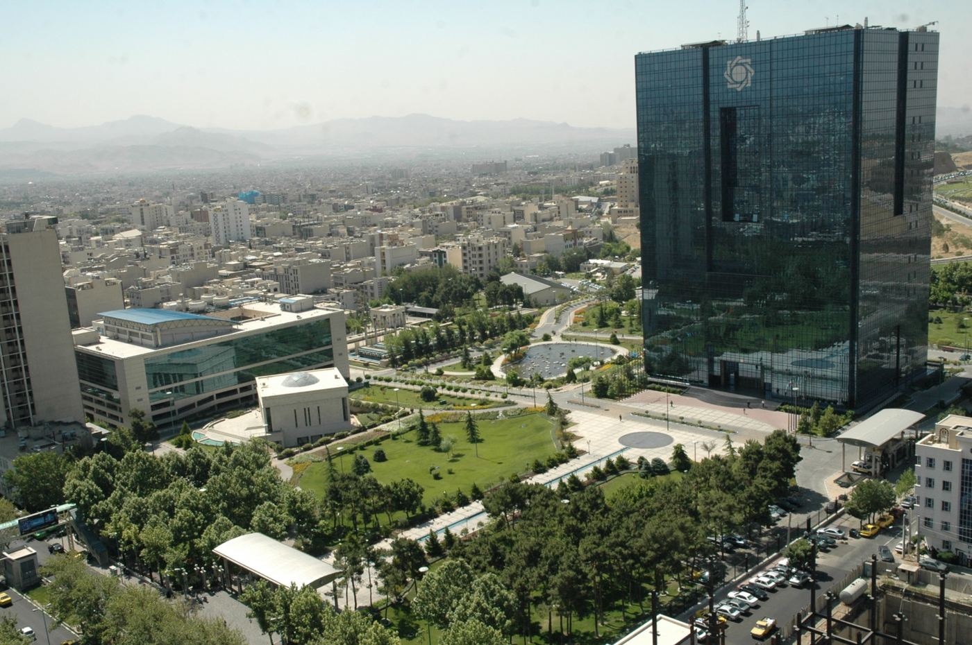 نمای گسترده ساختمان بانک مرکزی در بافت شهری