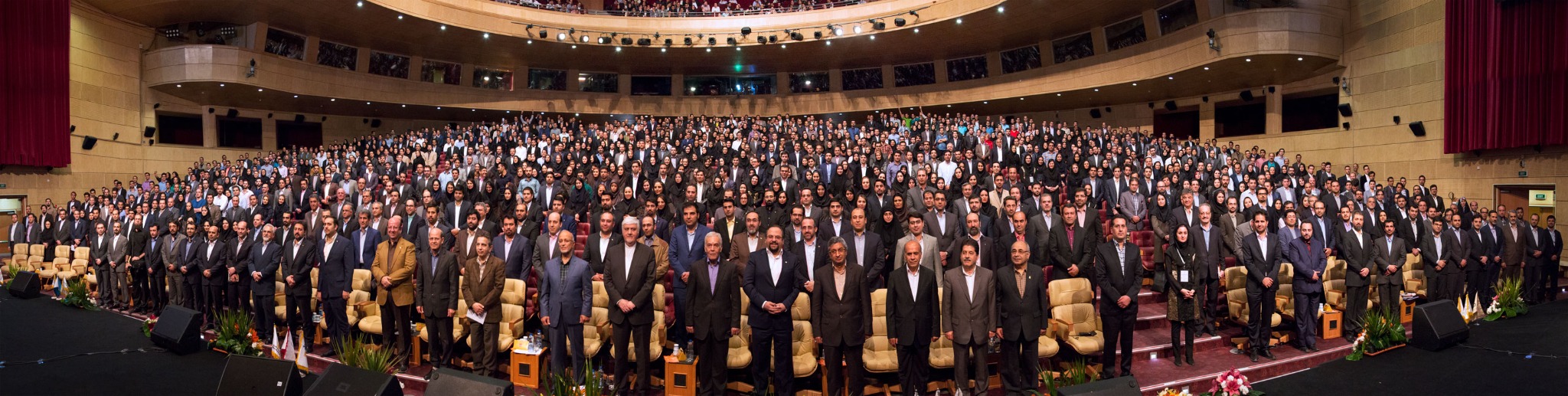 عکس دستهجمعی فناپ در سالن همایش