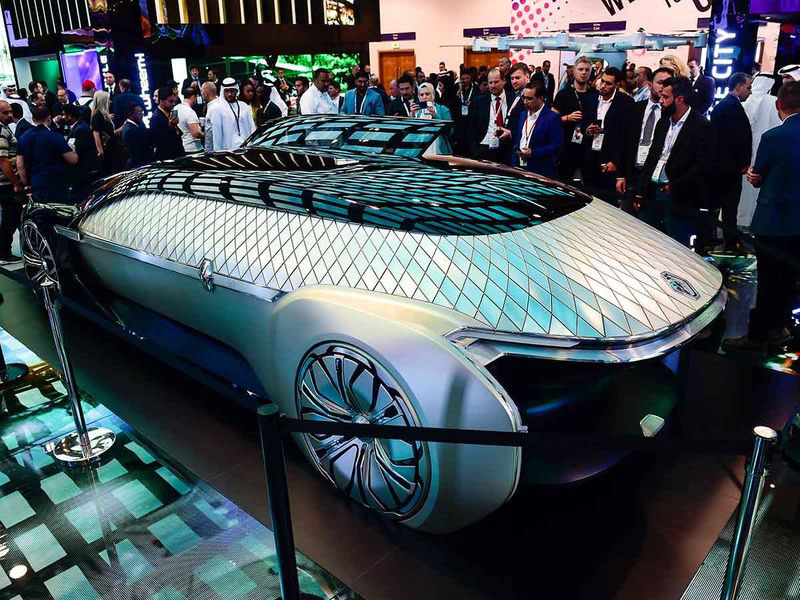 بازدیدکنندگان در روز افتتاحیه هفته فناوری جیتکس در مرکز تجارت جهانی دبی از خودروی روبو رنو مدل EZ-Ultimo بازدید می‌کنند