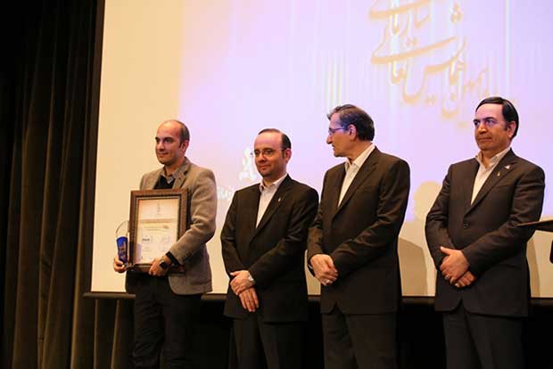 علی سیروس کبیری به نمایندگی از شرکت کارت اعتباری ایران کیش گواهی 2 ستاره جایزه ملی تعالی سازمانی را دریافت کرد.