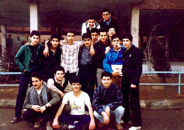 شهاب جوانمردی نوجوان در میان همکلاسی‌هایش