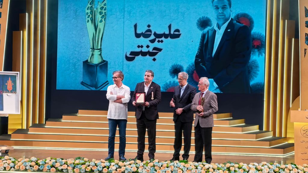علیرضا جنتی، مدیرعامل گروه صنعتی گیتی‌پسند، هنگام دریافت جایزه دهمین جشنواره امین‌الضرب