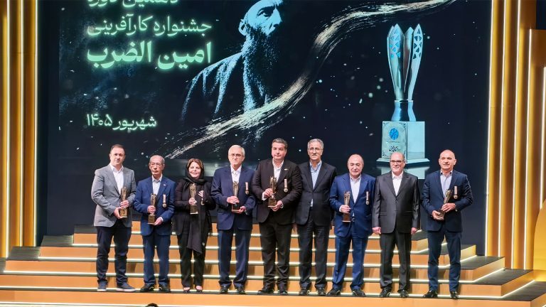 عکس دسته‌جمعی هشت چهره برگزیده دهمین جشنواره امین‌الضرب پس از اهدای هفت جایزه