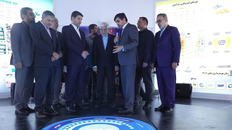 بازدید معاون اول رئیس‌جمهور و وزیر ارتباطات از پاویون دولت هوشمند در نمایشگاه الکامپ ۲۹