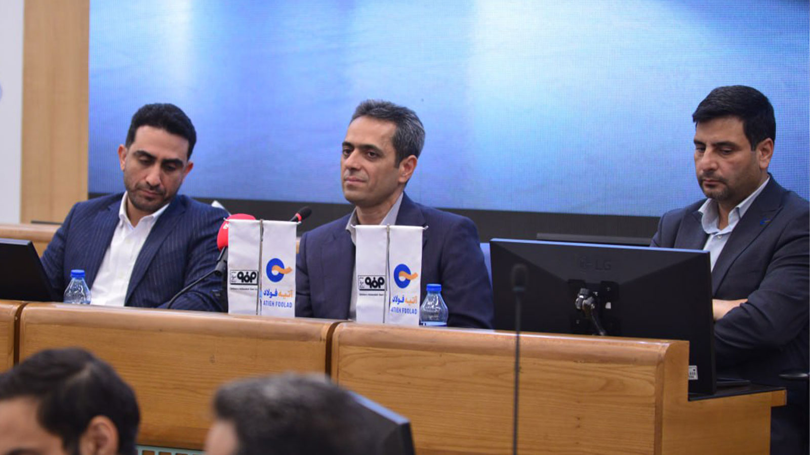 آرش مرشدسلوک و مهدی کویتی به همراه یکی از حاضران در مراسم رونمایی راهکار SCF