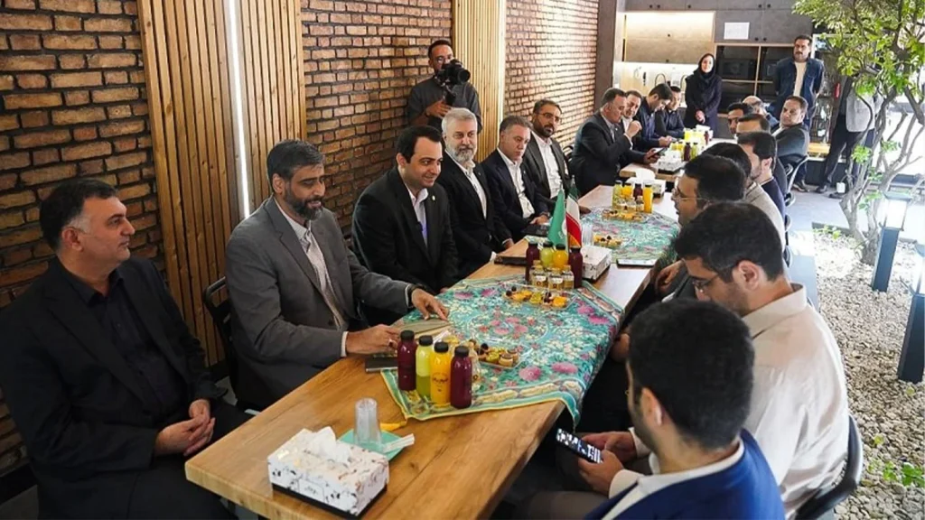 تصویر مفهومی از یک پلتفرم واحد دیجیتال که خدمات بانکی، دولتی و هوش مصنوعی را به هم متصل میکند