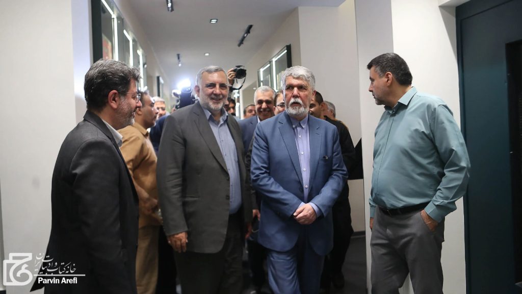 بازدید سیدعباس صالحی، وزیر فرهنگ و ارشاد اسلامی، از کتابهای ۱۱ مجموعه مستقر در مرکز نوآوری چاپ و نشر