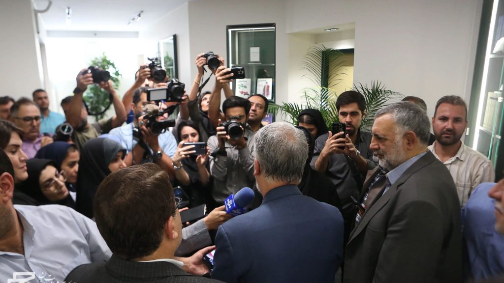 بازدید سیدعباس صالحی، وزیر فرهنگ و ارشاد اسلامی، از کتابهای ۱۱ مجموعه مستقر در مرکز نوآوری چاپ و نشر