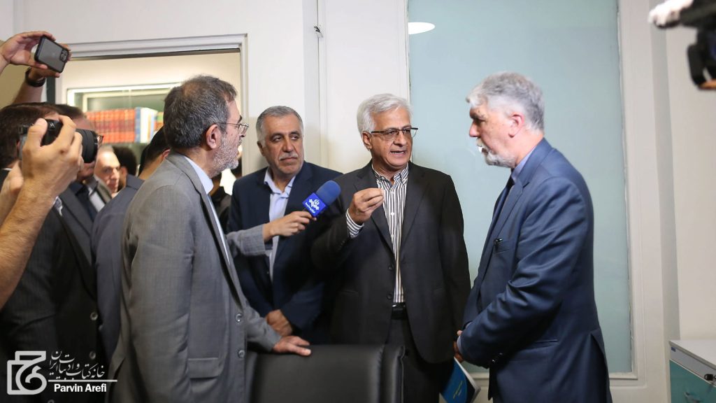 بازدید سیدعباس صالحی، وزیر فرهنگ و ارشاد اسلامی، از کتابهای ۱۱ مجموعه مستقر در مرکز نوآوری چاپ و نشر