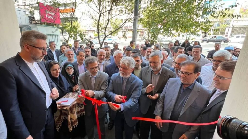 بازدید سیدعباس صالحی، وزیر فرهنگ و ارشاد اسلامی، از کتابهای ۱۱ مجموعه مستقر در مرکز نوآوری چاپ و نشر
