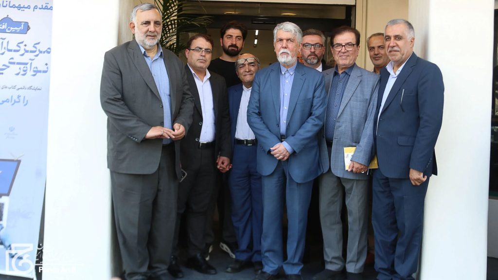 بازدید سیدعباس صالحی، وزیر فرهنگ و ارشاد اسلامی، از کتابهای ۱۱ مجموعه مستقر در مرکز نوآوری چاپ و نشر