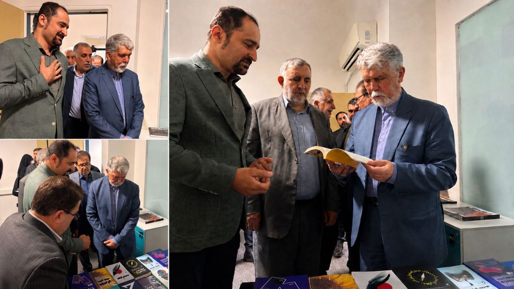 وزیر فرهنگ و ارشاد اسلامی در حال ورقزدن یکی از کتابهای انتشارات راه پرداخت و گفتوگو با رضا قربانی