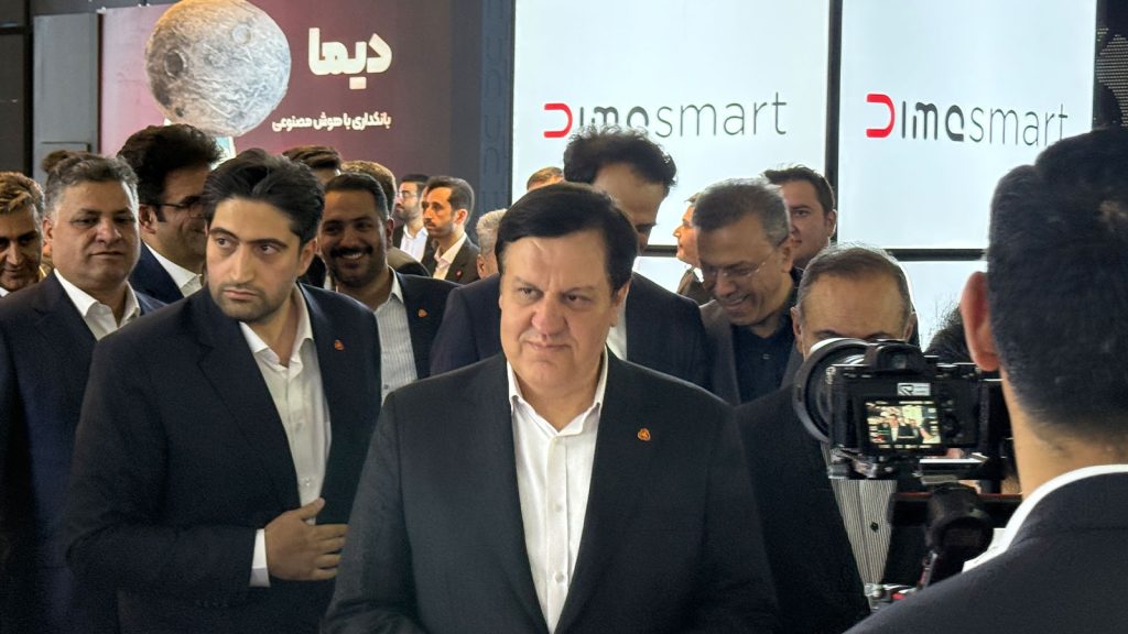 حضور فرشید فرخنژاد و مدیران بانک ملت در غرفه دیما طی نمایشگاه الکامپ
