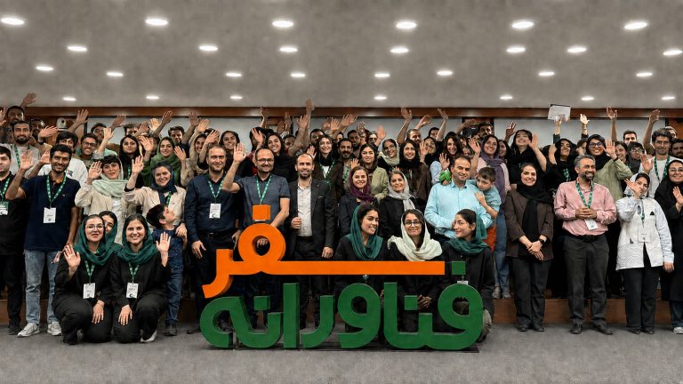 عکس شرکت‌کنندگان سومین بوت‌کمپ سفر فناورانه داتین در دانشگاه خاتم