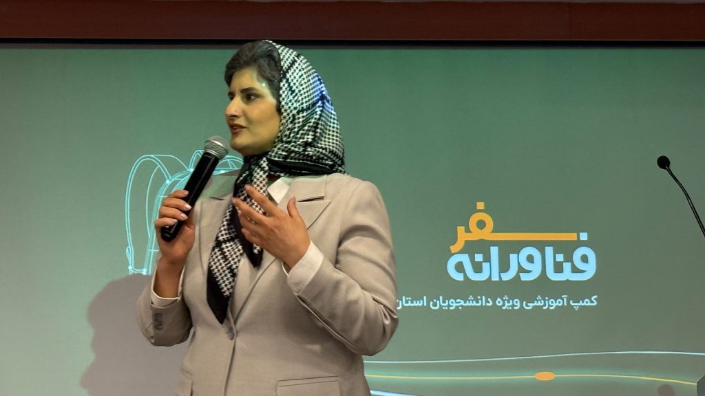 عکس شرکتکنندگان سومین بوتکمپ سفر فناورانه داتین در دانشگاه خاتم