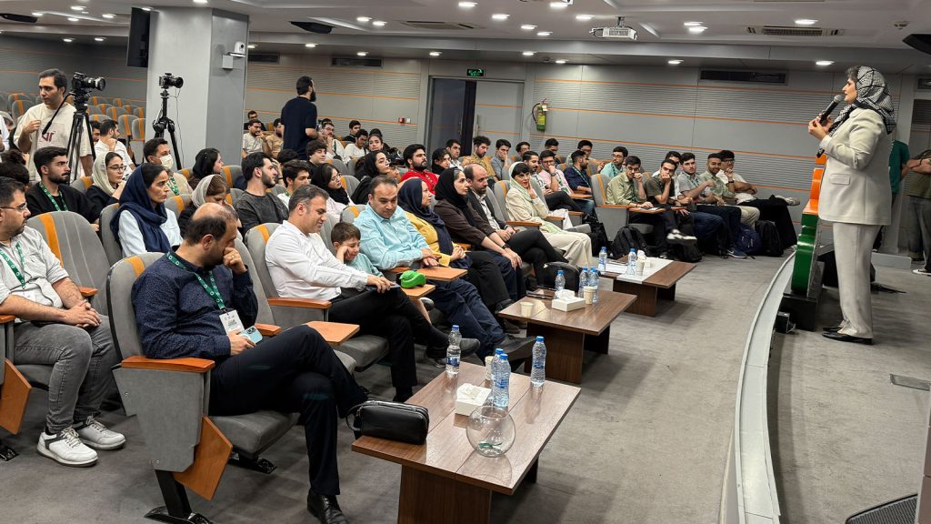 عکس شرکتکنندگان سومین بوتکمپ سفر فناورانه داتین در دانشگاه خاتم