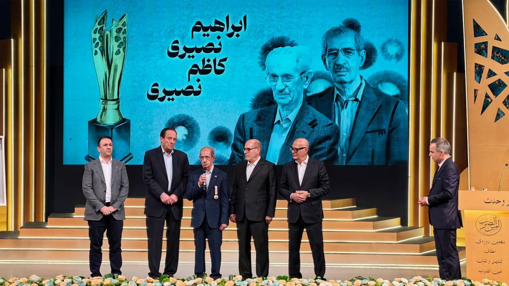 ابراهیم و کاظم نصیری، بنیان‌گذاران صنایع لبنی رامک، هنگام دریافت جایزه دهمین جشنواره امین‌الضرب