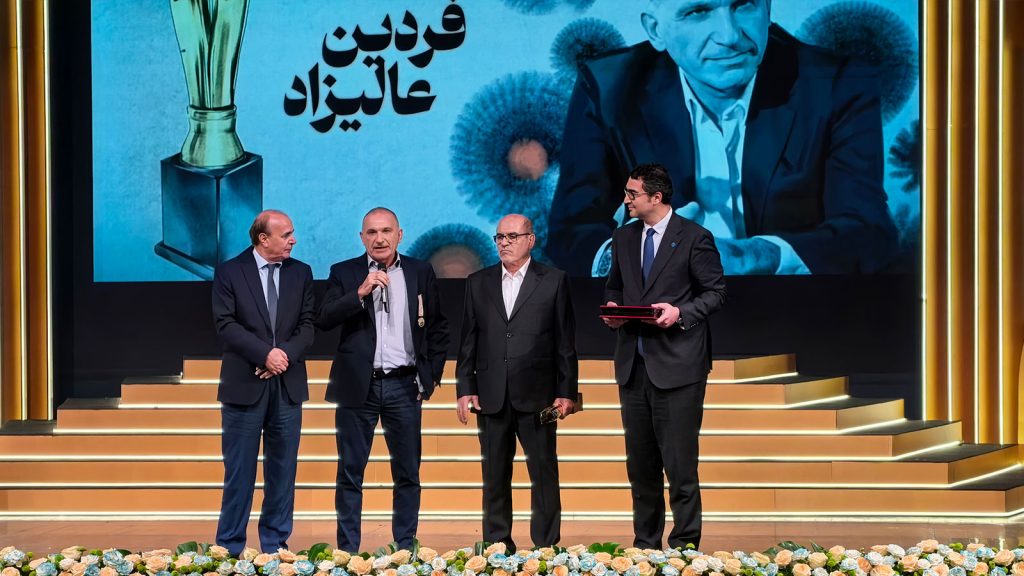 فردین عالی‌زاد، رئیس هیئت‌مدیره مجموعه سن‌ایچ، هنگام دریافت جایزه دهمین جشنواره امین‌الضرب