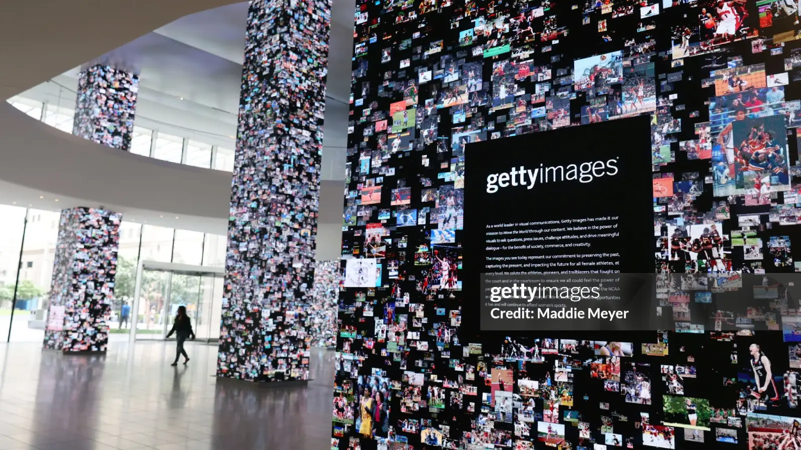 نمایی از نمایشگاه تصاویر گتی ایمیجز با لوگوی Getty Images و دیوارهای پوشیده از عکسهای آرشیوی این شرکت