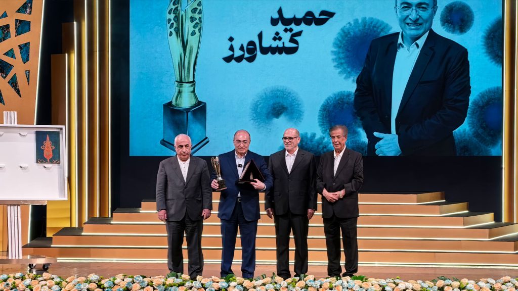 حمید کشاورز، هم‌بنیان‌گذار شرکت کروز، هنگام دریافت جایزه دهمین جشنواره امین‌الضرب