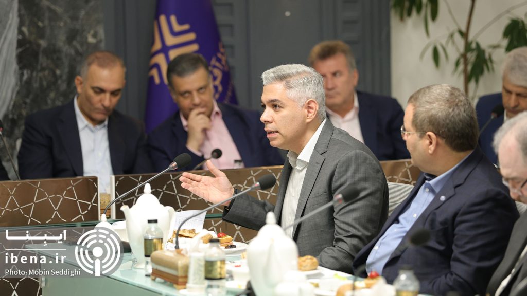 عبدالناصر همتی، رئیس‌کل بانک مرکزی، در دیدار با اعضای مجمع کارآفرینان ایران
