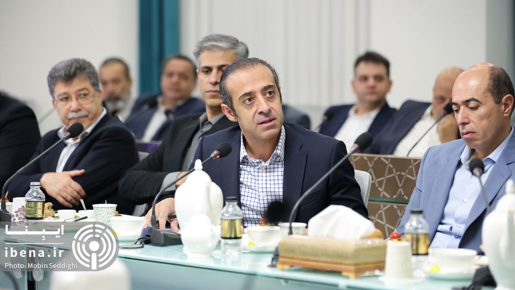 عبدالناصر همتی، رئیس‌کل بانک مرکزی، در دیدار با اعضای مجمع کارآفرینان ایران