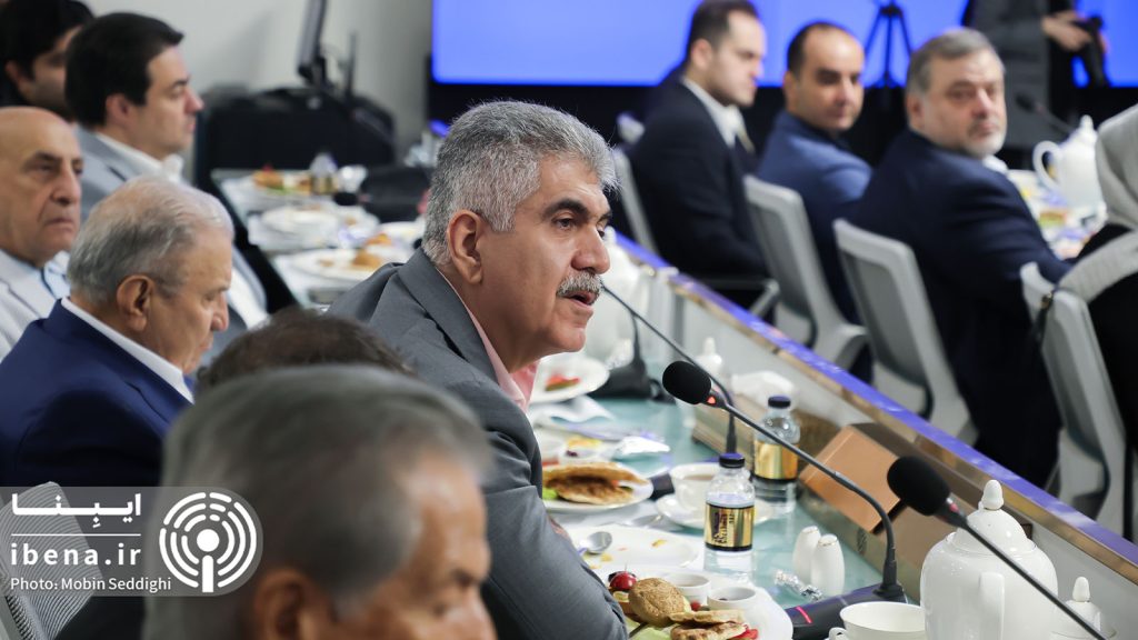 عبدالناصر همتی، رئیس‌کل بانک مرکزی، در دیدار با اعضای مجمع کارآفرینان ایران