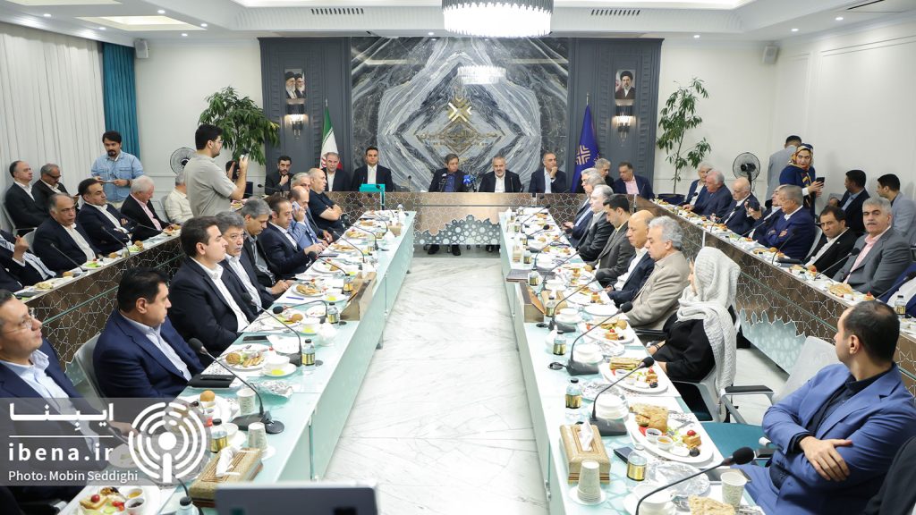 عبدالناصر همتی، رئیس‌کل بانک مرکزی، در دیدار با اعضای مجمع کارآفرینان ایران
