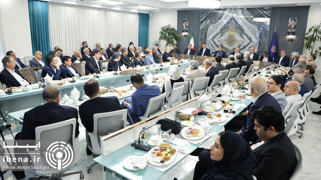 عبدالناصر همتی، رئیس‌کل بانک مرکزی، در دیدار با اعضای مجمع کارآفرینان ایران