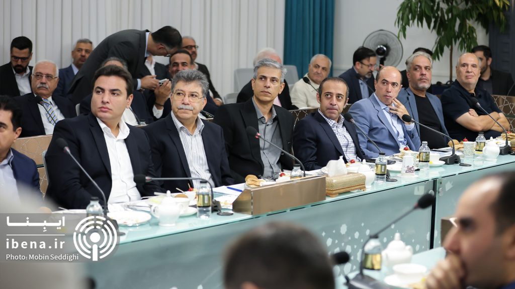 عبدالناصر همتی، رئیس‌کل بانک مرکزی، در دیدار با اعضای مجمع کارآفرینان ایران