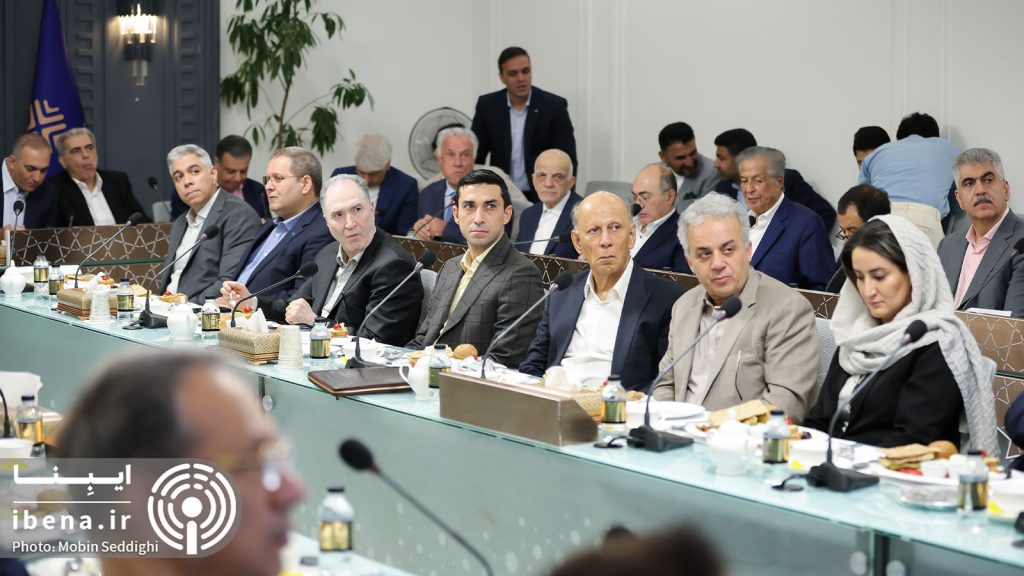 عبدالناصر همتی، رئیس‌کل بانک مرکزی، در دیدار با اعضای مجمع کارآفرینان ایران