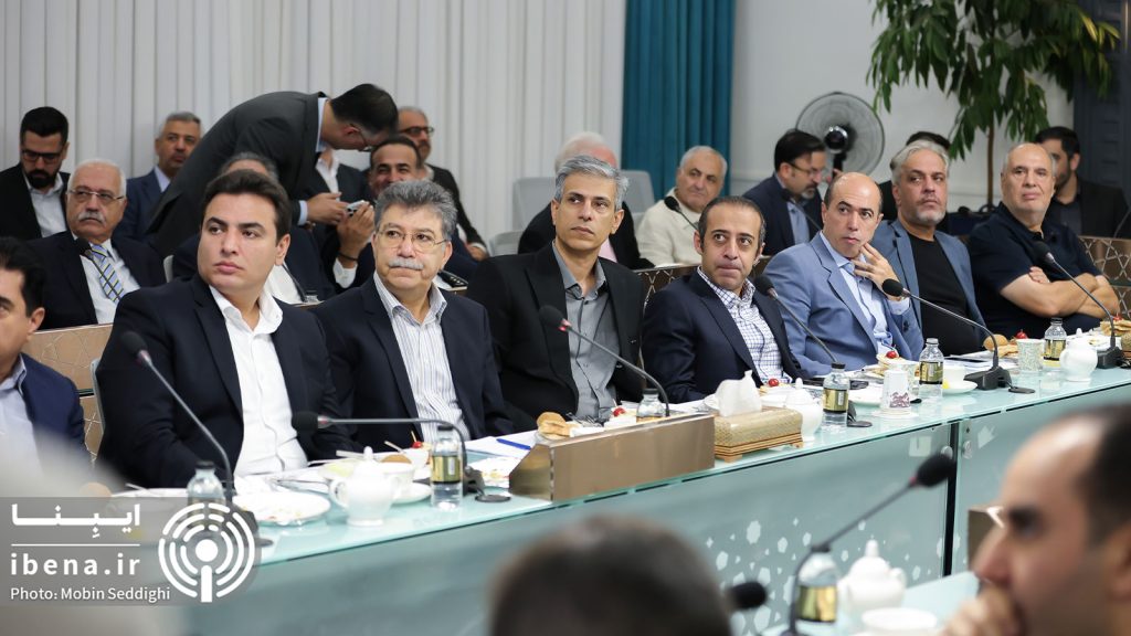 عبدالناصر همتی، رئیس‌کل بانک مرکزی، در دیدار با اعضای مجمع کارآفرینان ایران
