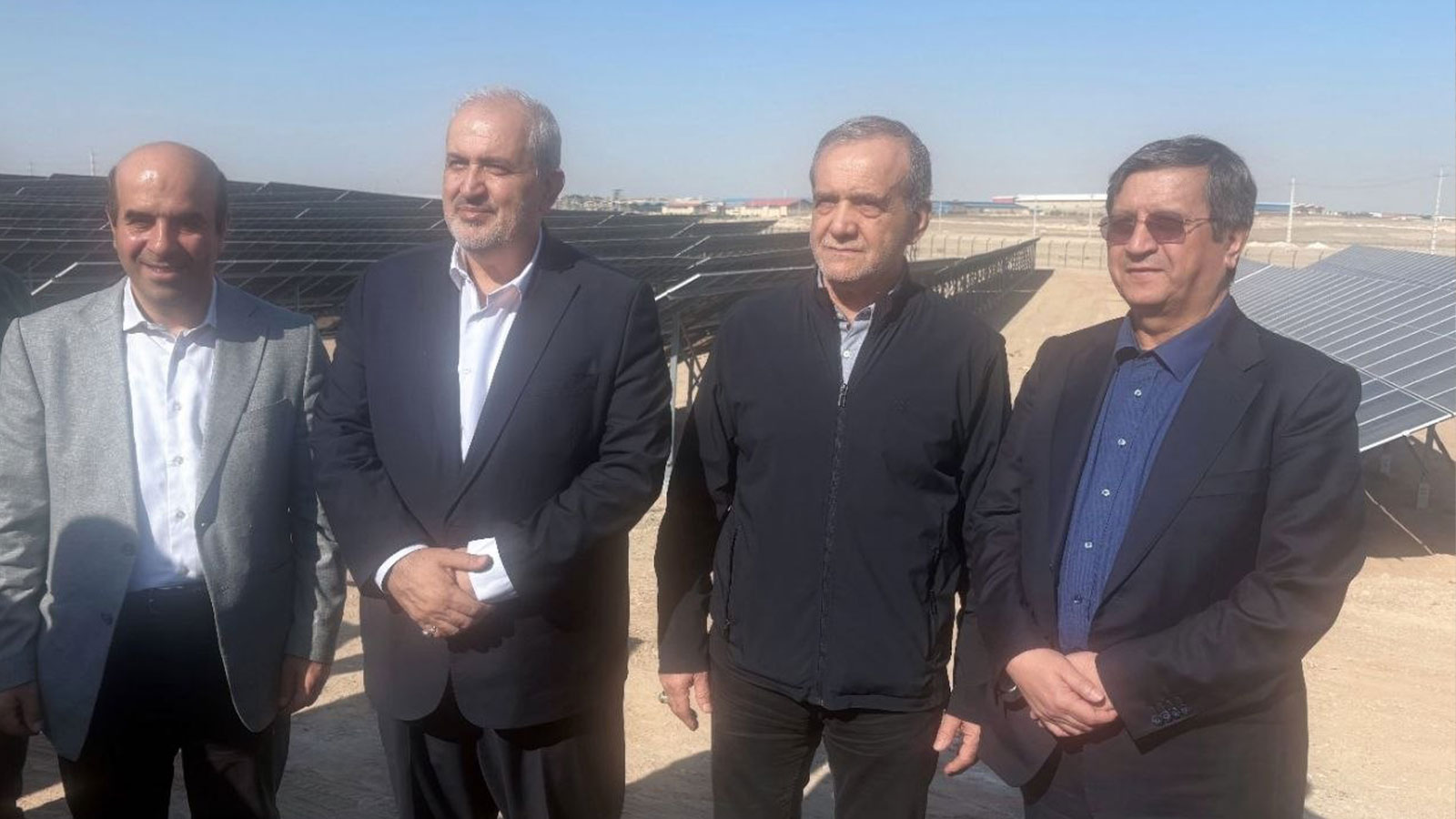 عبدالناصر همتی در مراسم افتتاح نیروگاه خورشیدی ۹۵ مگاواتی شهرک صنعتی شمسآباد کپشن: رئیسکل بانک مرکزی در مراسم افتتاح نیروگاه خورشیدی شمسآباد از آمادگی این نهاد برای حمایت ارزی و ریالی از توسعه انرژیهای تجدیدپذیر خبر داد.