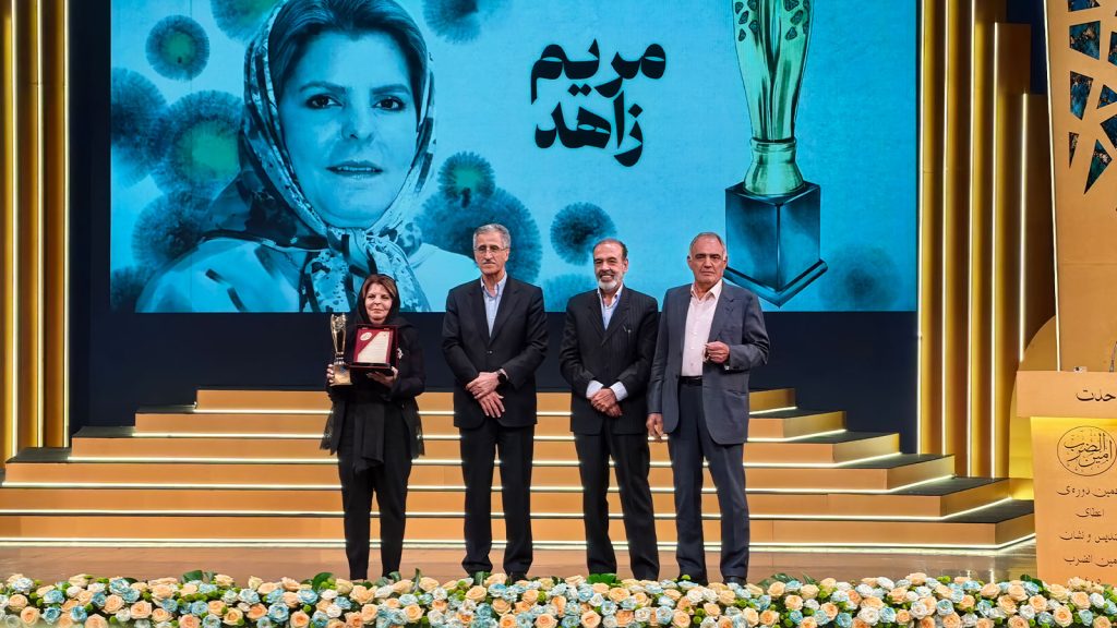 مریم زاهد، مدیرعامل گروه صنعتی سبزدشت، هنگام دریافت جایزه دهمین جشنواره امین‌الضرب
