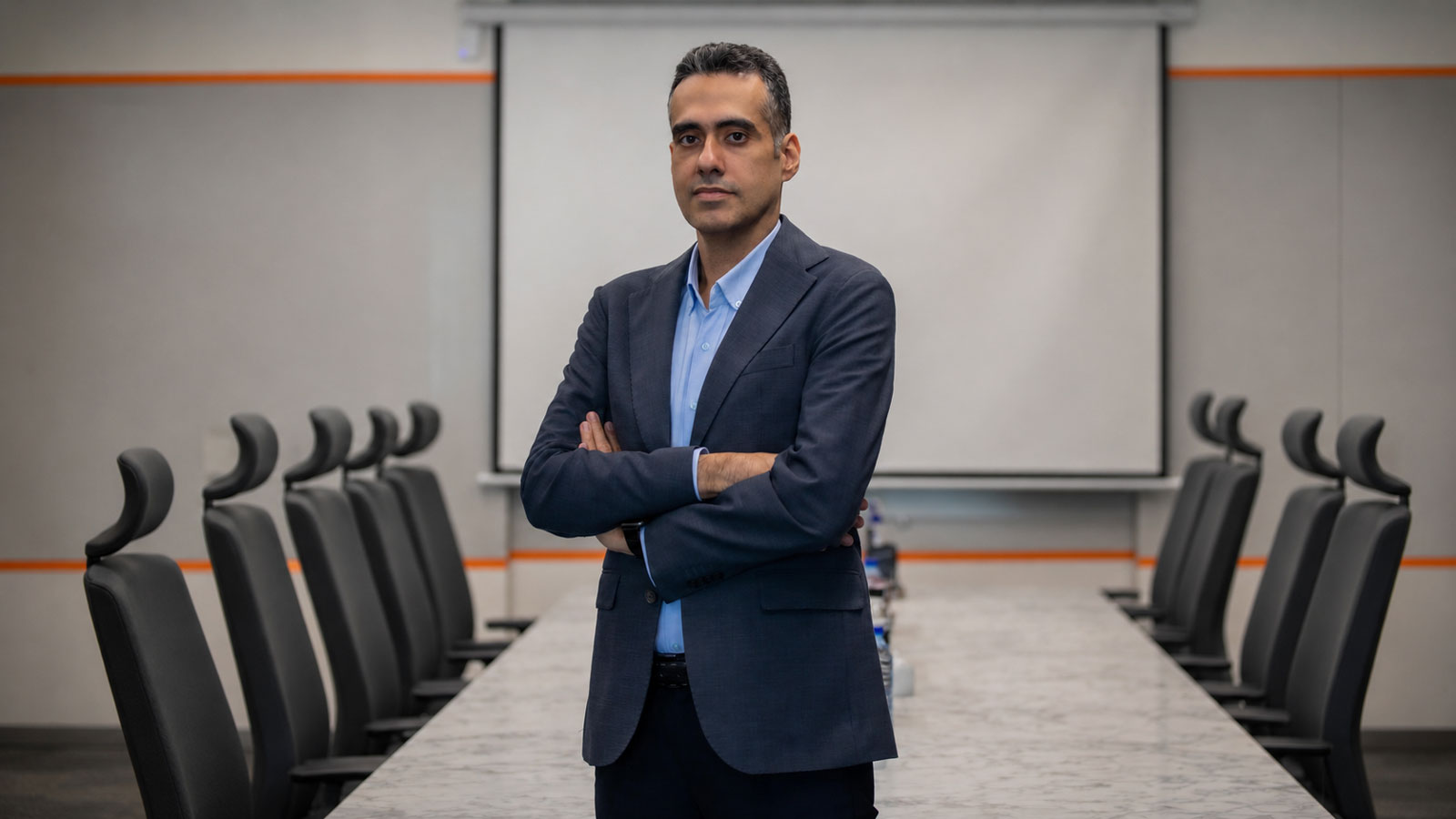 سید محمدامین حسینیمشهدی، مدیرعامل شرکت پاسارگاد آریان، در اتاق جلسات
