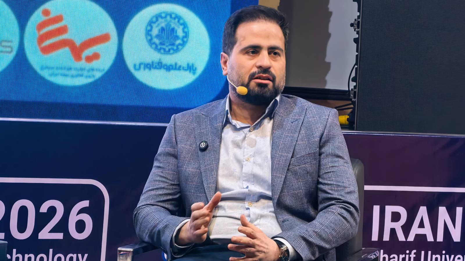مهدی رضایی رئیس اداره هوش مصنوعی تاپ در حال سخنرانی درباره کاربرد هوش مصنوعی در بازاریابی و تبلیغات دیجیتال