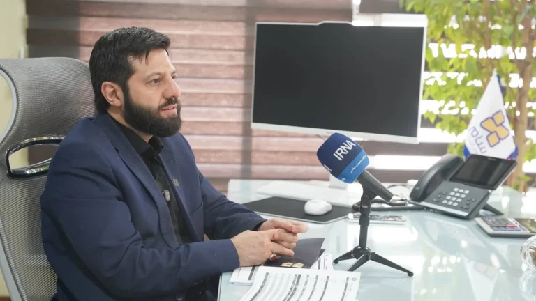 تصویر میرسامان پیشوایی، مدیرعامل شرکت سرمایه‌گذاری صندوق توسعه ملی، در گفت‌وگو درباره مدل جدید تأمین مالی پروژه‌های بزرگ