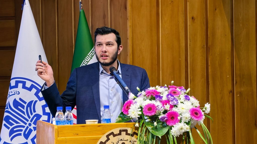 محسن مؤمنی‌راد در حال سخنرانی درباره زیرساخت و نیروی انسانی موردنیاز هوش مصنوعی