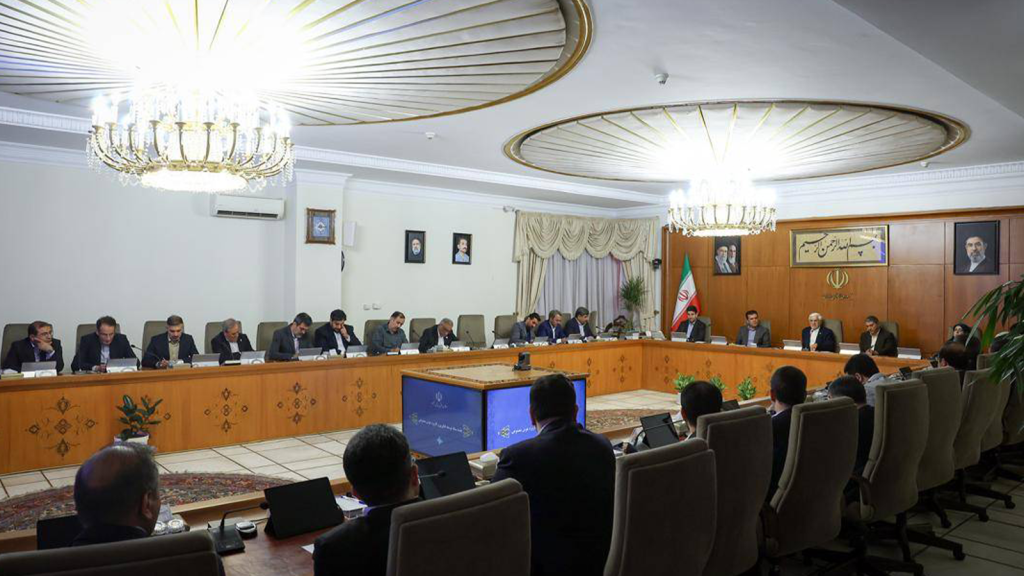 نمای کلی جلسه ستاد توسعه فناوری و کاربرد هوش مصنوعی با حضور اعضا دور میز