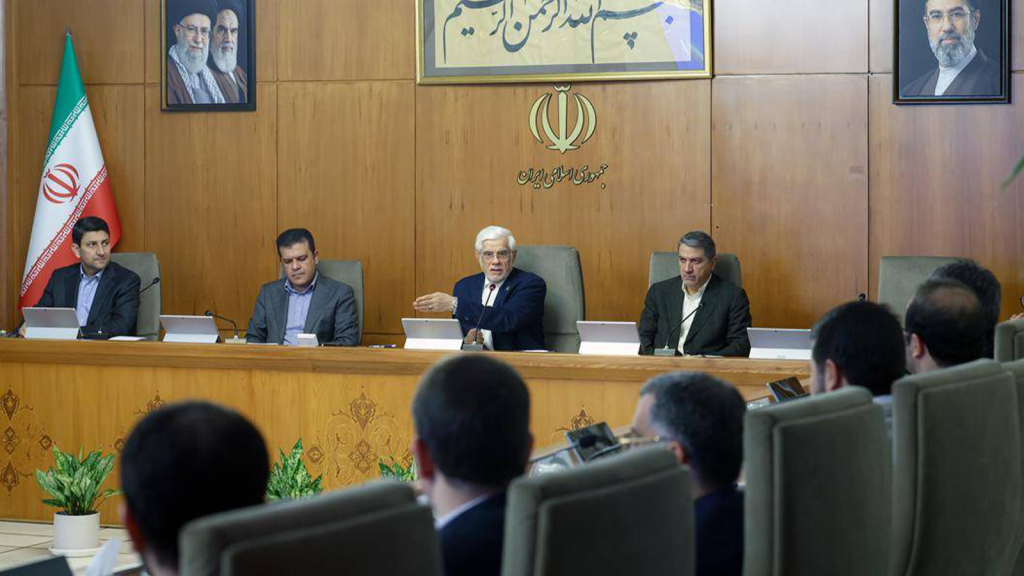 نمای کلی جلسه ستاد توسعه فناوری و کاربرد هوش مصنوعی با حضور اعضا دور میز