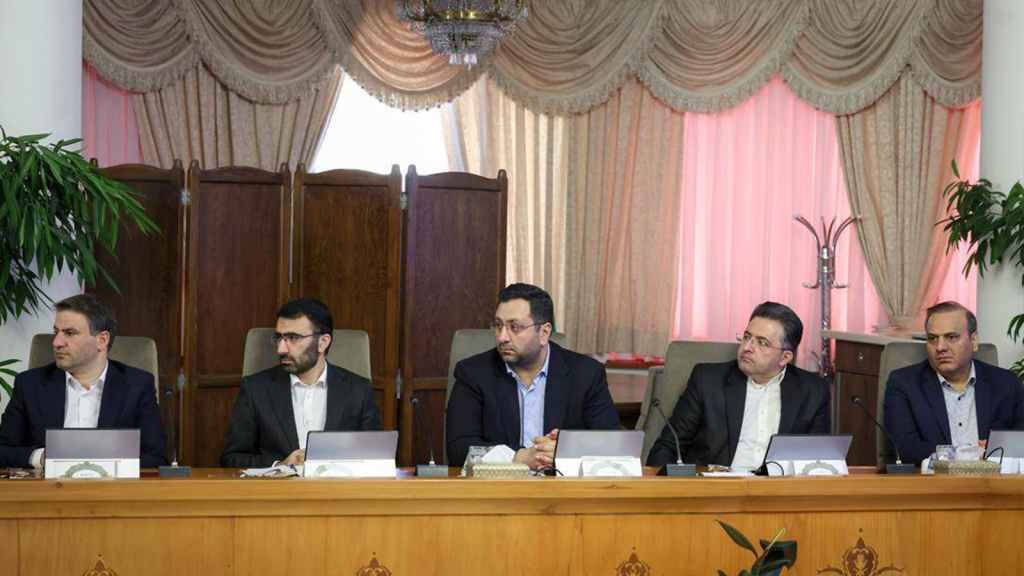 نمای کلی جلسه ستاد توسعه فناوری و کاربرد هوش مصنوعی با حضور اعضا دور میز