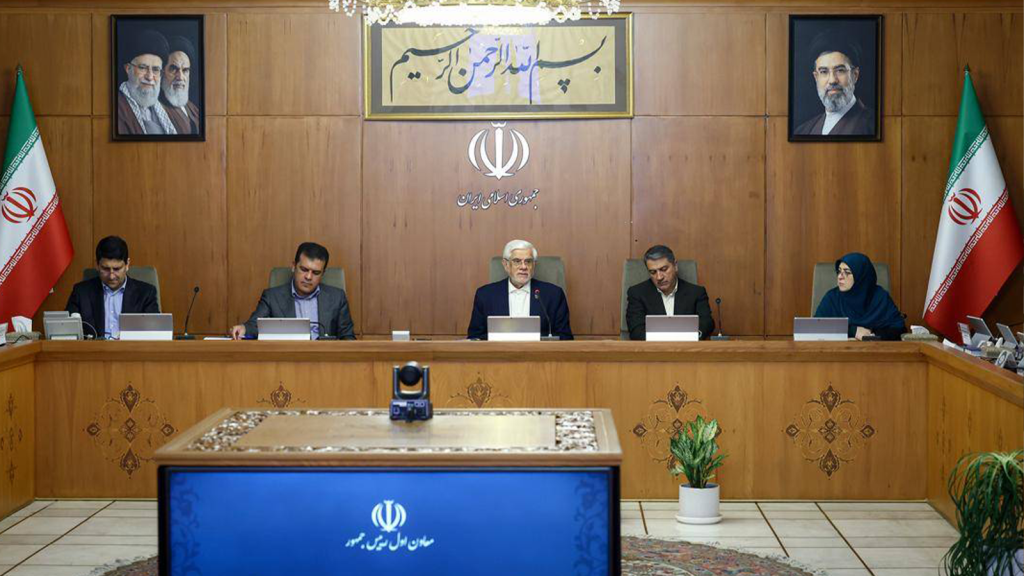 نمای کلی جلسه ستاد توسعه فناوری و کاربرد هوش مصنوعی با حضور اعضا دور میز