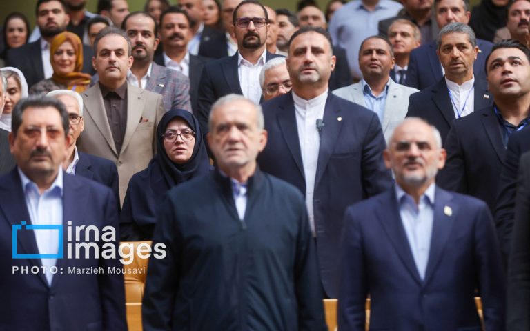 مراسم روز ملی صادرات با حضور مسعود پزشکیان، عباس عراقچی و فعالان اقتصادی در سالن اجلاس سران