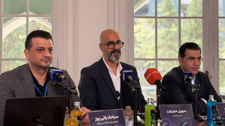 نمایی از مراسم رونمایی از اوزون کارت