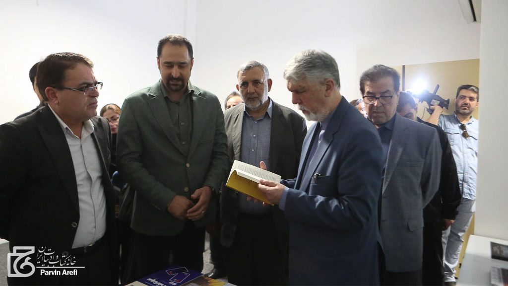 سیدعباس صالحی، وزیر فرهنگ و ارشاد اسلامی، در حال گفتوگو با رضا قربانی، صاحبامتیاز انتشارات راه پرداخت و بازدید از کتابهای این انتشارات