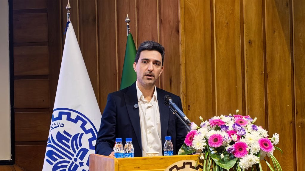 سید محمدسعید طباطبایی در حال سخنرانی درباره کاربرد هوش مصنوعی در صنعت بانکی