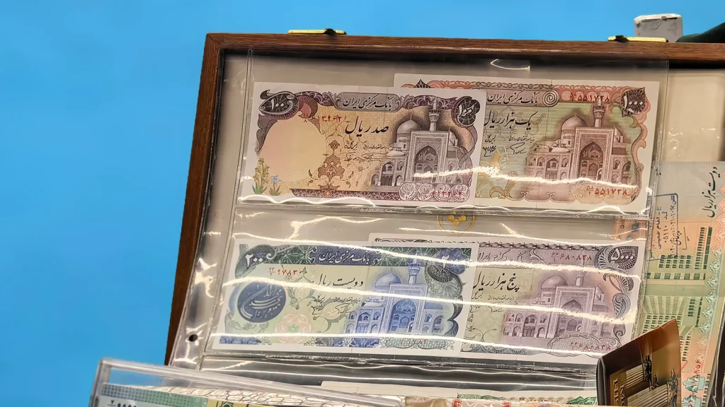 مجموعه اسکناسهای قدیمی در غرفههای پنجمین نمایشگاه هنر تهران