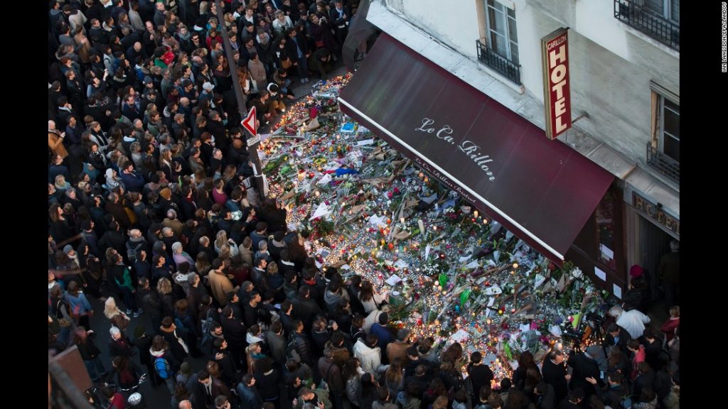 سوگواری پس از حادثه بزرگ تروریستی در پاریس که منجر به مرگ ۸۹ نفر شد.